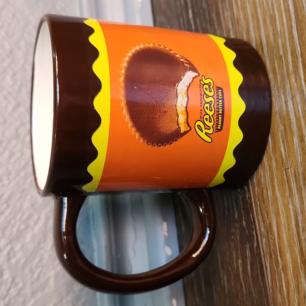 NWOT Reese's Peanut Butter Cups Mug Brown Orange Yellow Waves